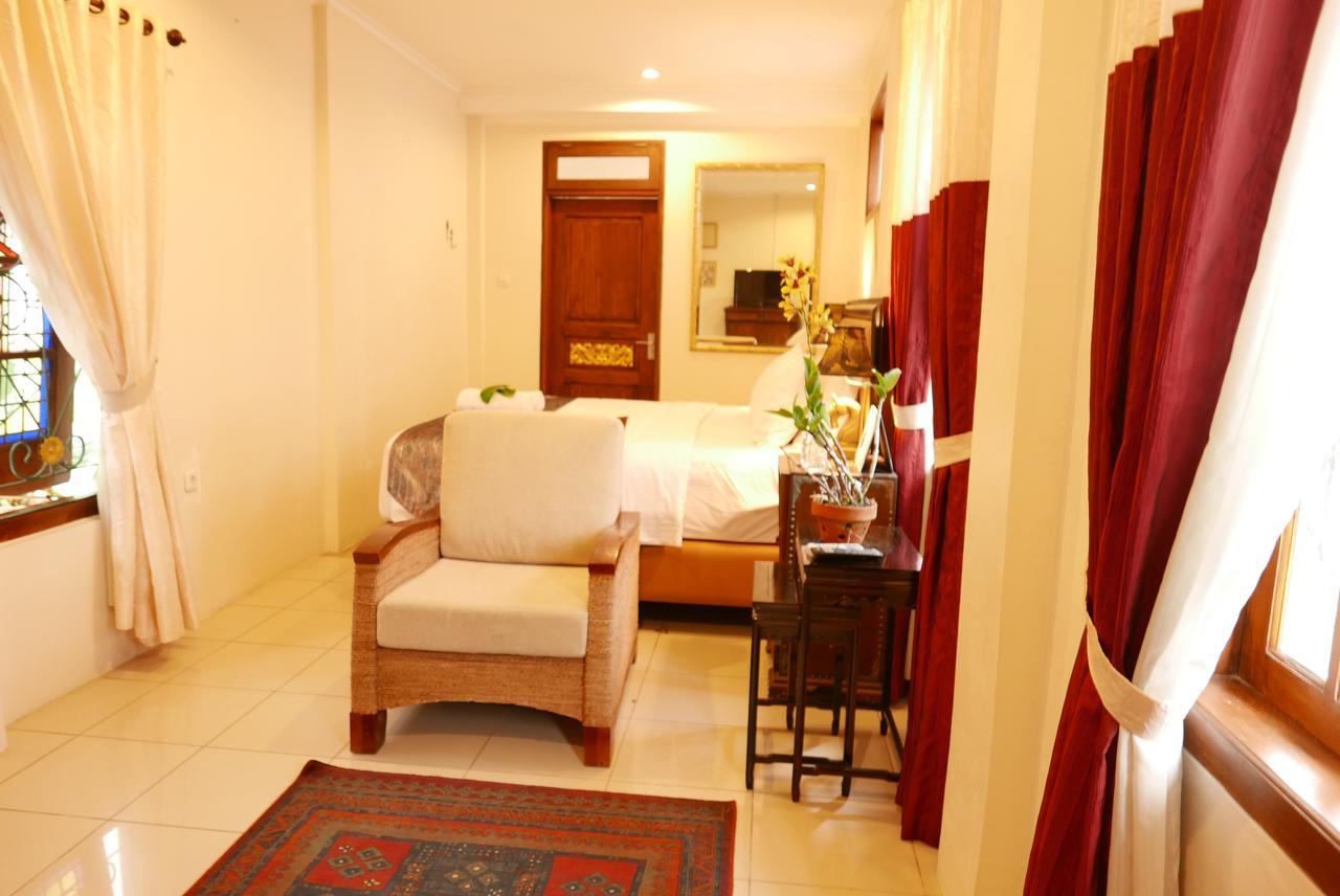 Ciwulan 36 Guest House Bandung Exterior photo